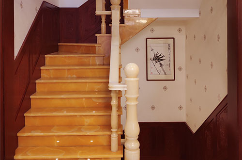 谢岗镇中式别墅室内汉白玉石楼梯的定制安装装饰效果